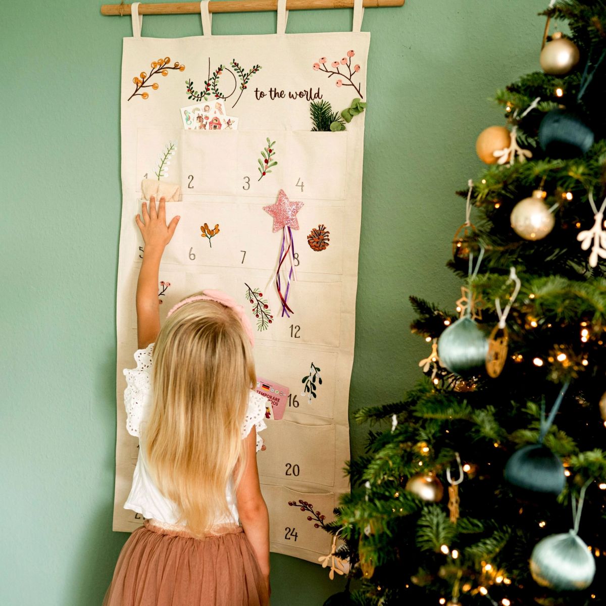 Herbruikbare Wand-Adventskalender met Geborduurde Blaadjes - Kletskop