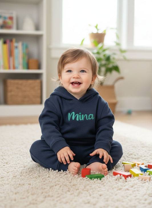 Baby met sweater stijlvol geborduurd met naam