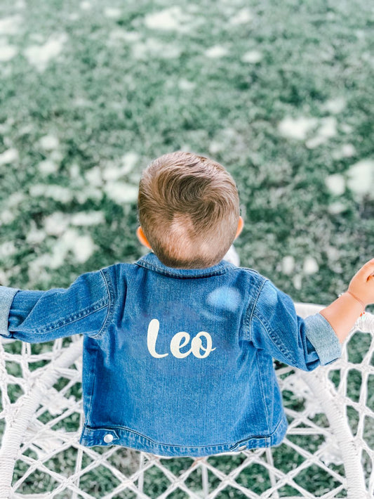 Jeansvestje voor baby of peuter geborduurd met naam