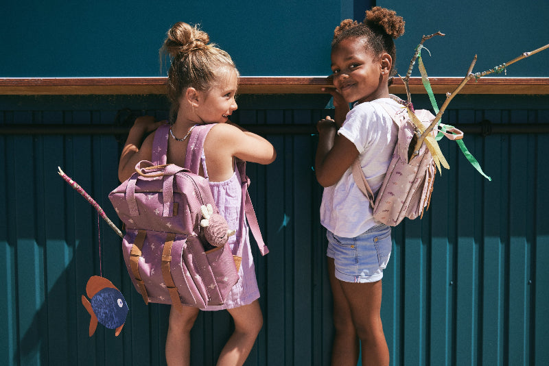 Twee meisjes met vrolijke gepersonaliseerde Kinder rugzakjes Fresk Antwerpen 