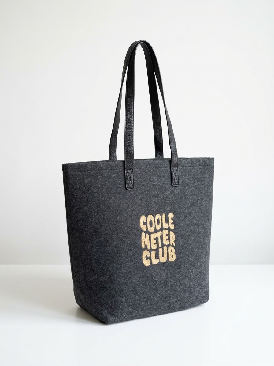 Prachtige draagtas met geborduurde tekst “Coole meter club” als gepersonaliseerd geschenk om de meter vraag te stellen