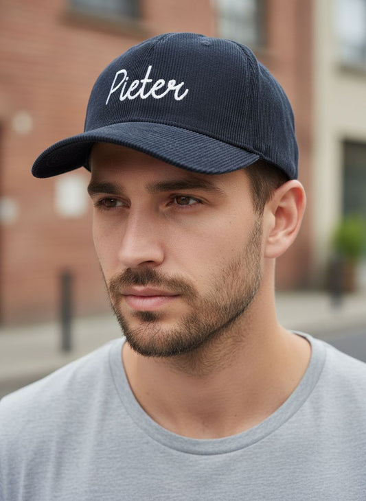 Man met corduroy pet stijlvol geborduurd met zijn naam als origineel geschenk