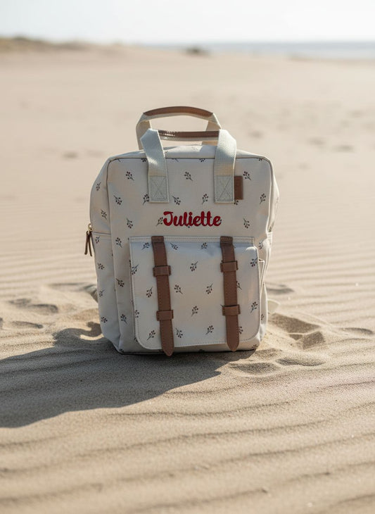 Gepersonaliseerde kinder rugzak van Fresk met een stijlvol geborduurde naam op een bessen motief