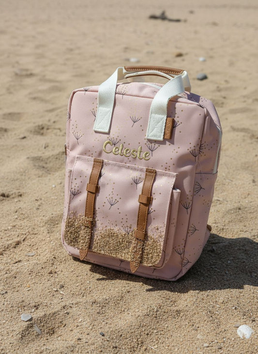 Gepersonaliseerde kinder rugzak van Fresk met een stijlvol geborduurde naam op een dandelion motief