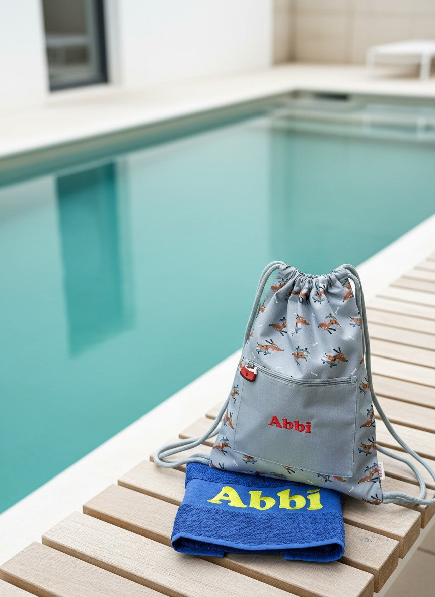 Gepersonaliseerde vrolijke turnzak met print van hondjes en geborduurde naam