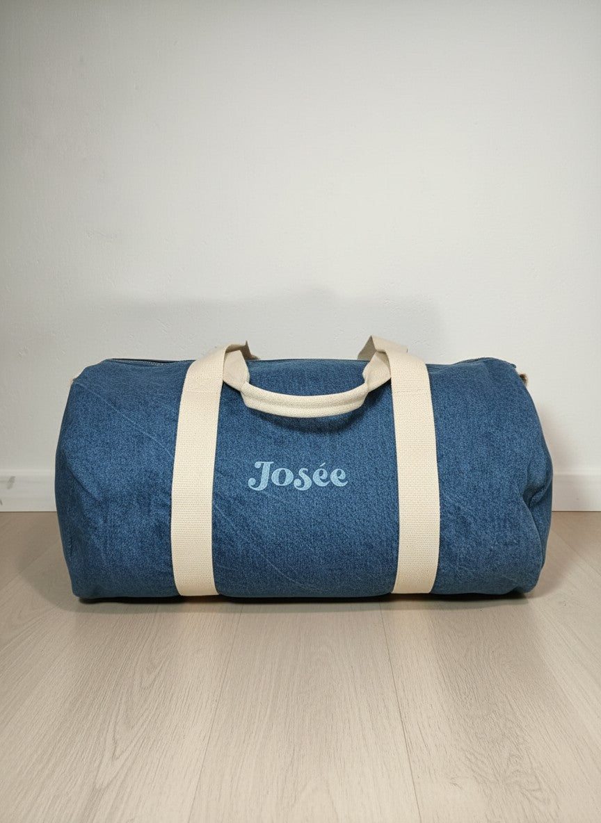 Jeans logeerzak als origineel geboortegeschenk geborduurd met de naam van het kindje