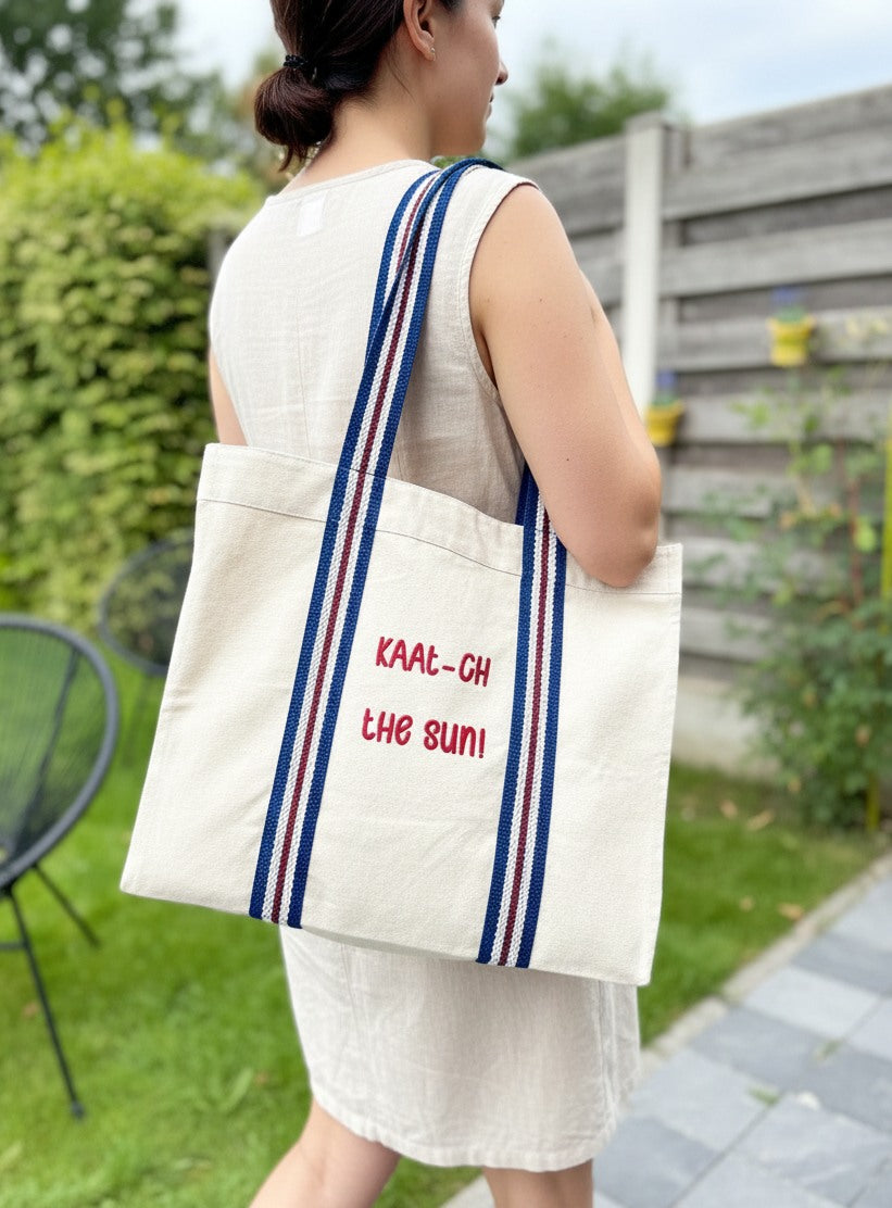 Geborduurde ruime schoudertas op naam met contrasterende hengsels