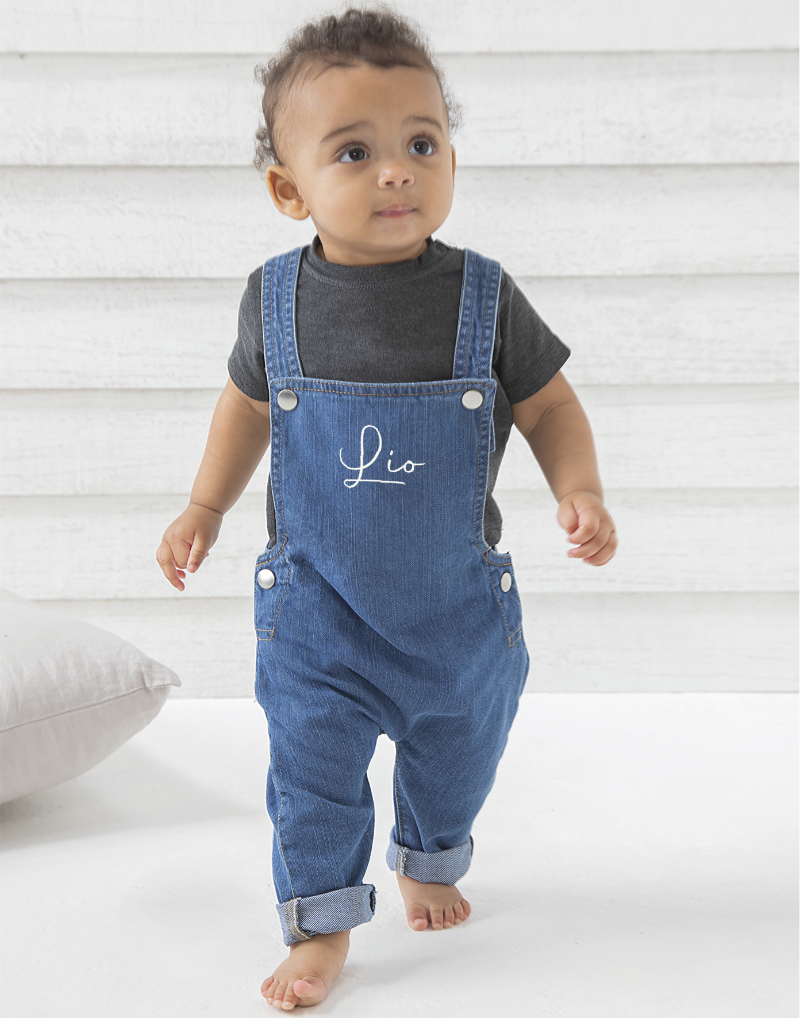 Gepersonaliseerde jeans salopette van babybugz geborduurd op naam baby of kind te Antwerpen 
