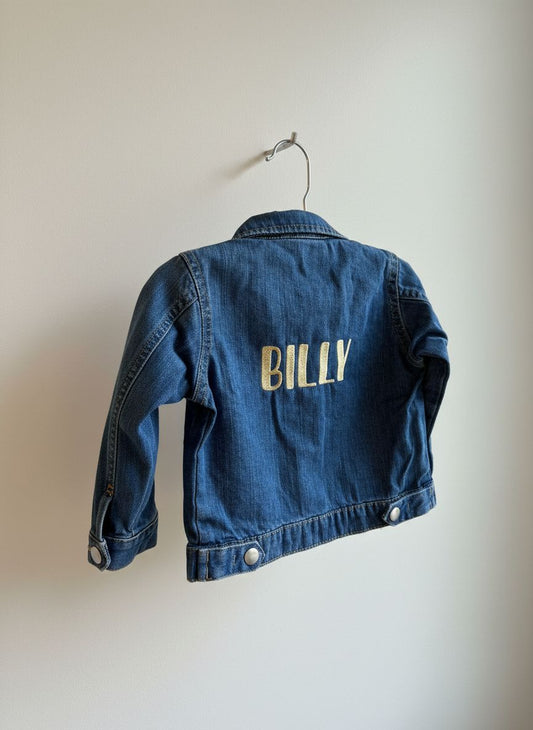 Jeansvestje Baby van BabyBugz met geborduurde naam in gouden letters