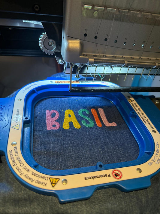 Baby of peuter jeansvestje -  Kleurrijke naam - Geborduurd