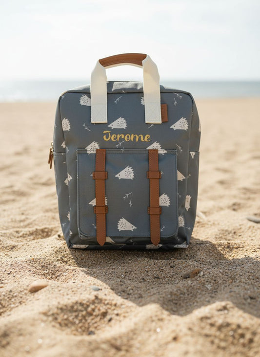 Gepersonaliseerde kinder rugzak van Fresk met een stijlvol geborduurde naam op een egeltjes motief