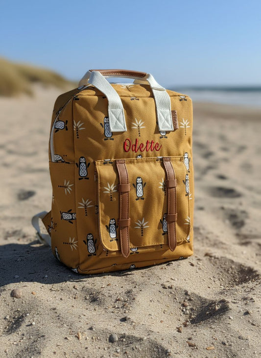 Gepersonaliseerde kinder rugzak van Fresk met een stijlvol geborduurde naam op een dennen motief