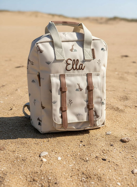 Gepersonaliseerde kinder rugzak van Fresk met een stijlvol geborduurde naam op een konijnen motief