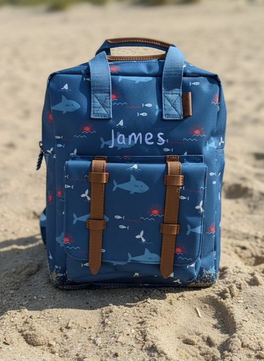 Gepersonaliseerde Fresk kleuter boekentas met haaien motief professioneel geborduurd op naam