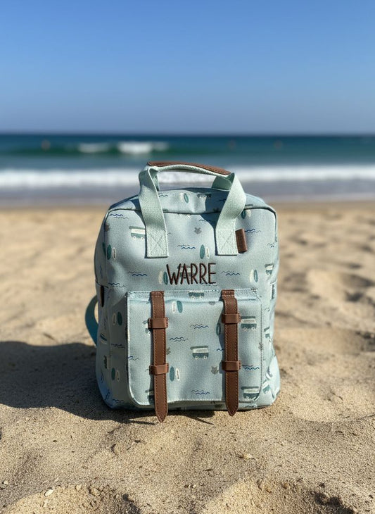 Gepersonaliseerde kinder rugzak van Fresk met een stijlvol geborduurde naam op een surf busjes motief