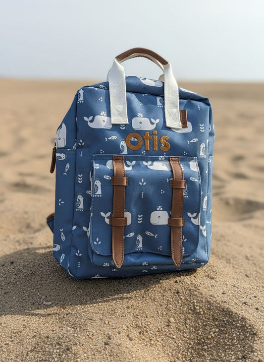 Gepersonaliseerde kinder rugzak van Fresk met een stijlvol geborduurde naam op een walvis motief