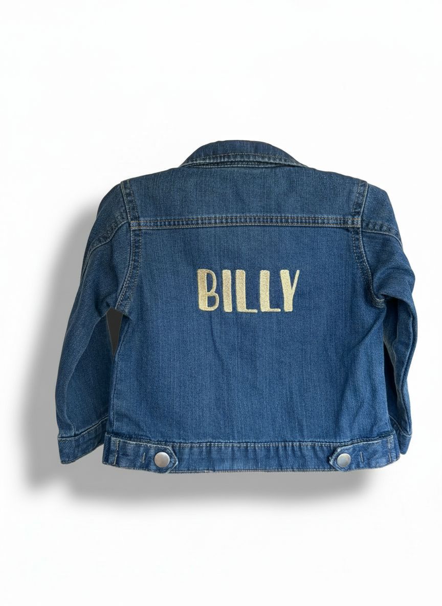 Stijlvol jeansvestje Baby van BabyBugz met geborduurde naam in gouden letters
