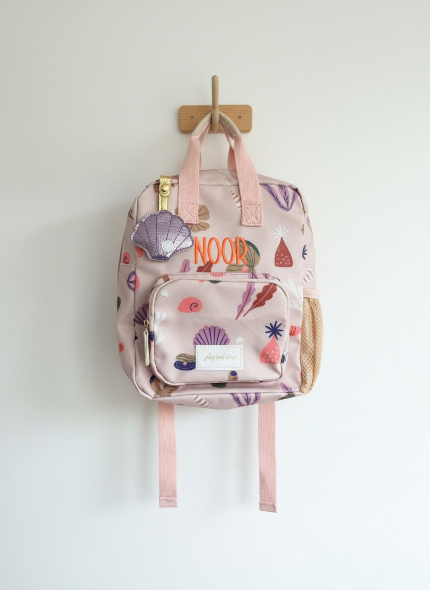Gepersonaliseerde kinder rugzak schelpen print met geborduurde naam van Play and Store