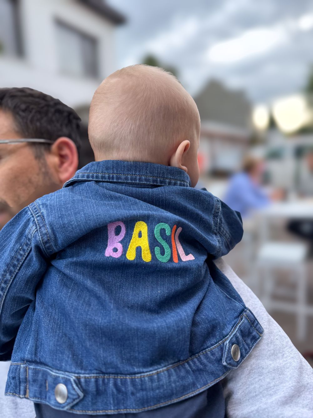 Geborduurde jeansvest baby met gekleurde letters naam