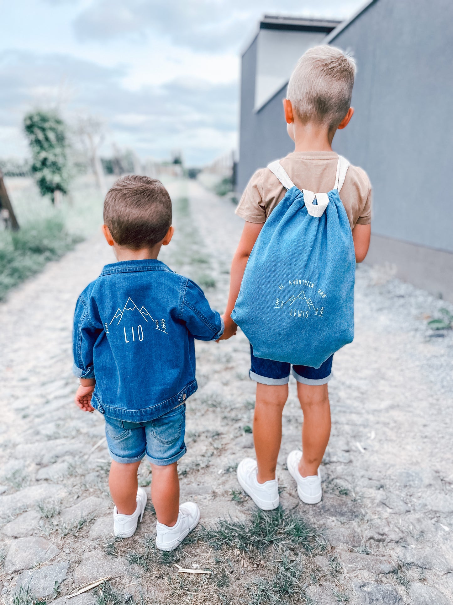 Te personaliseren Jeansvest of jeans turnzak via borduren of bedrukken op naam Bagbase en Babybugz Antwerpen