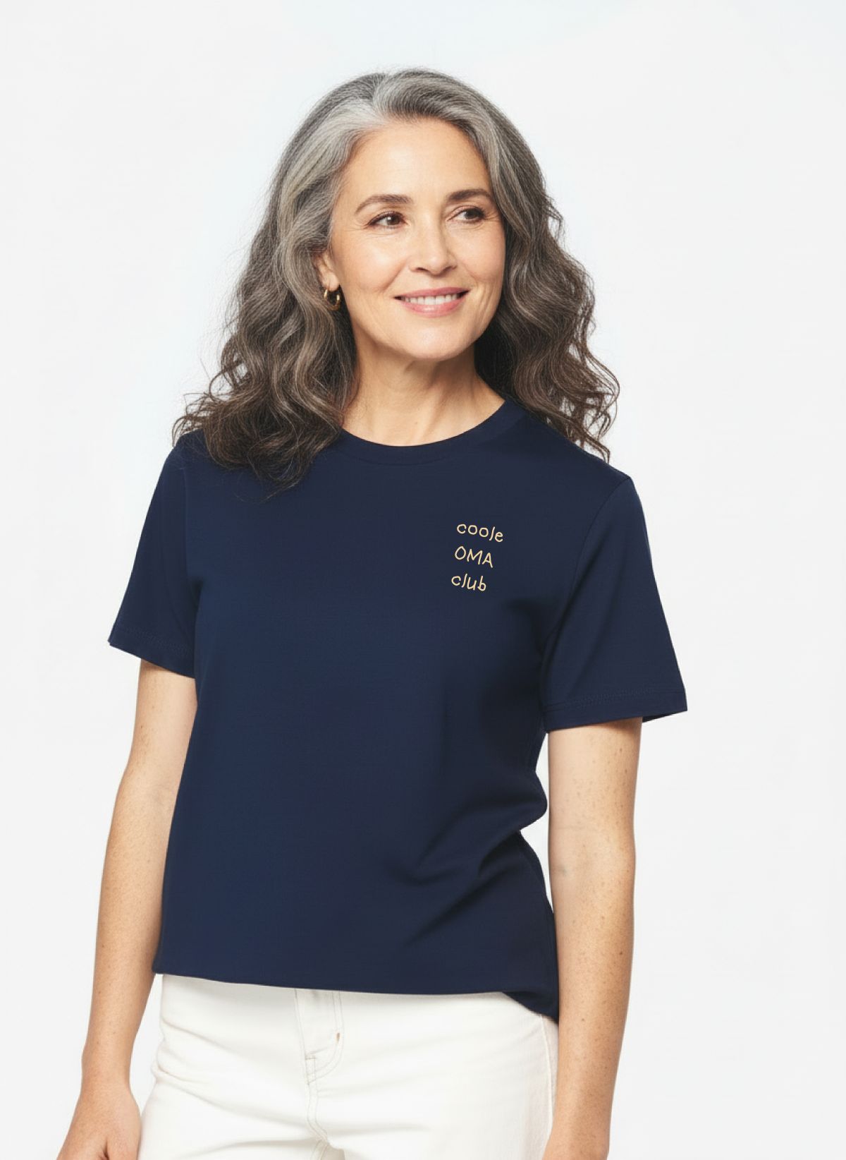 Oma met gepersonaliseerde T-shirt als origineel geschenk met als opdruk Coole Oma Club