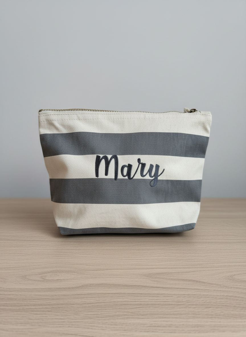 Stijlvolle toilettas met geborduurde naam in het goud en roze strepen