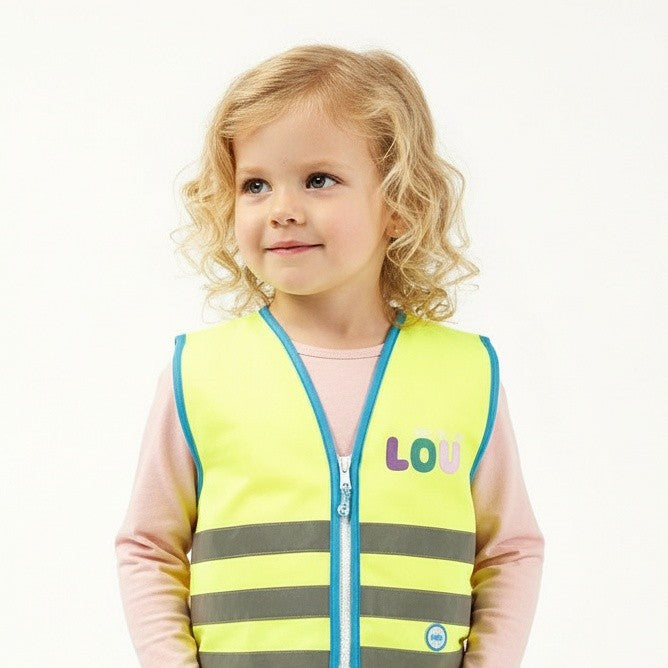 Meisje met WOWOW fluovest geborduurd met naam
