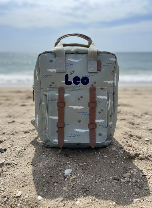 Gepersonaliseerde kinder rugzak van Fresk met een stijlvol geborduurde naam op een krokodillen motief