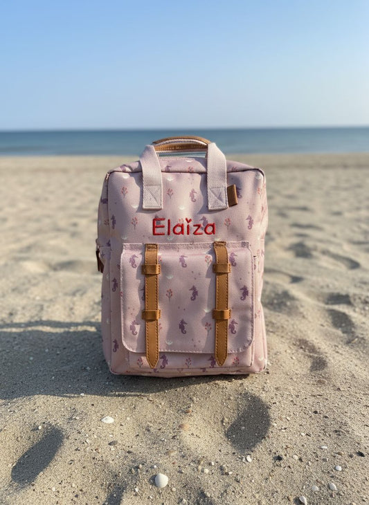 Gepersonaliseerde kinder rugzak van Fresk met een stijlvol geborduurde naam op een zeepaardjes motief