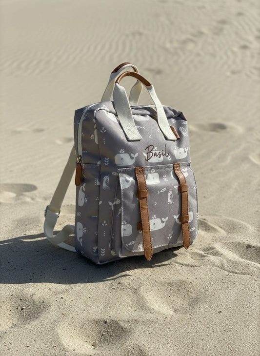 Gepersonaliseerde kinder rugzak van Fresk met een stijlvol geborduurde naam op een walvis motief