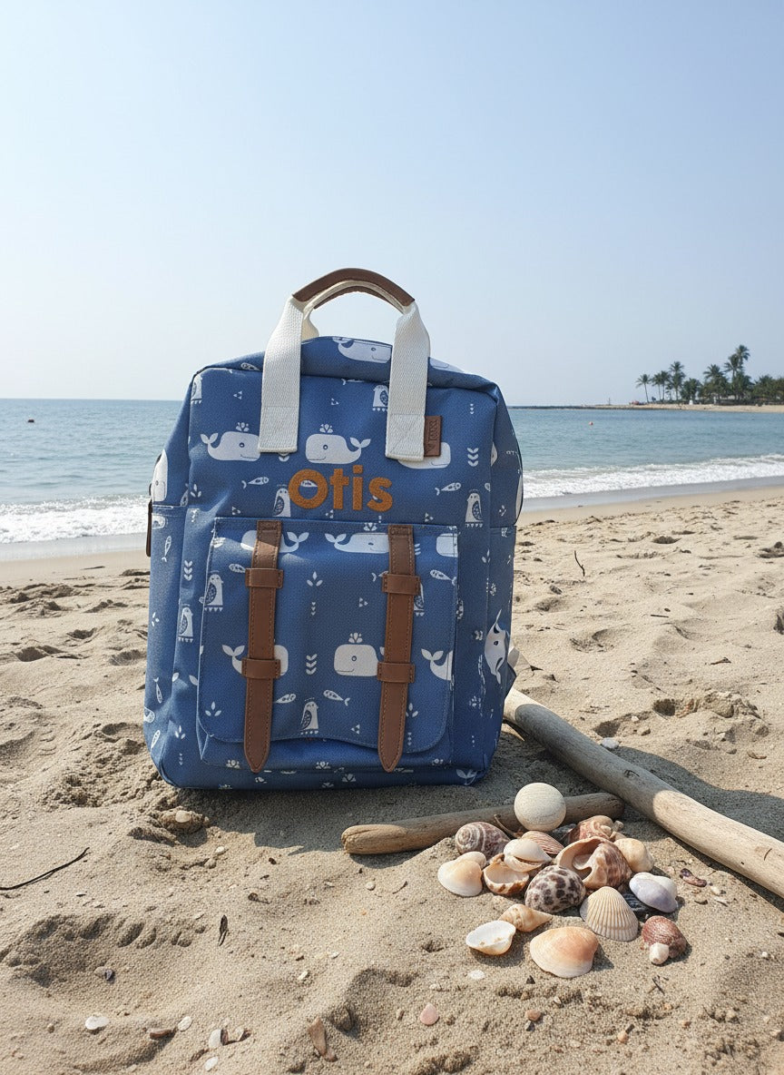 Kleuter rugzakje van Fresk stijlvol geborduurd op naam met walvis patroon