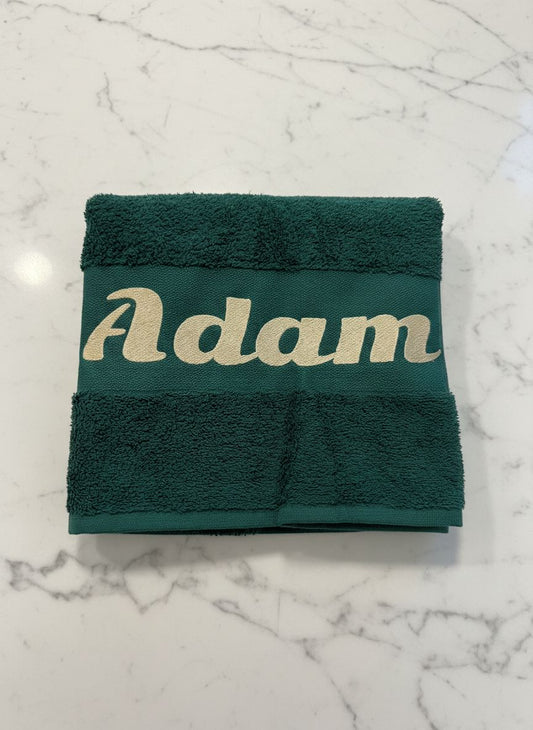 Luxe handdoek stijlvol geborduurd met gouden naam 