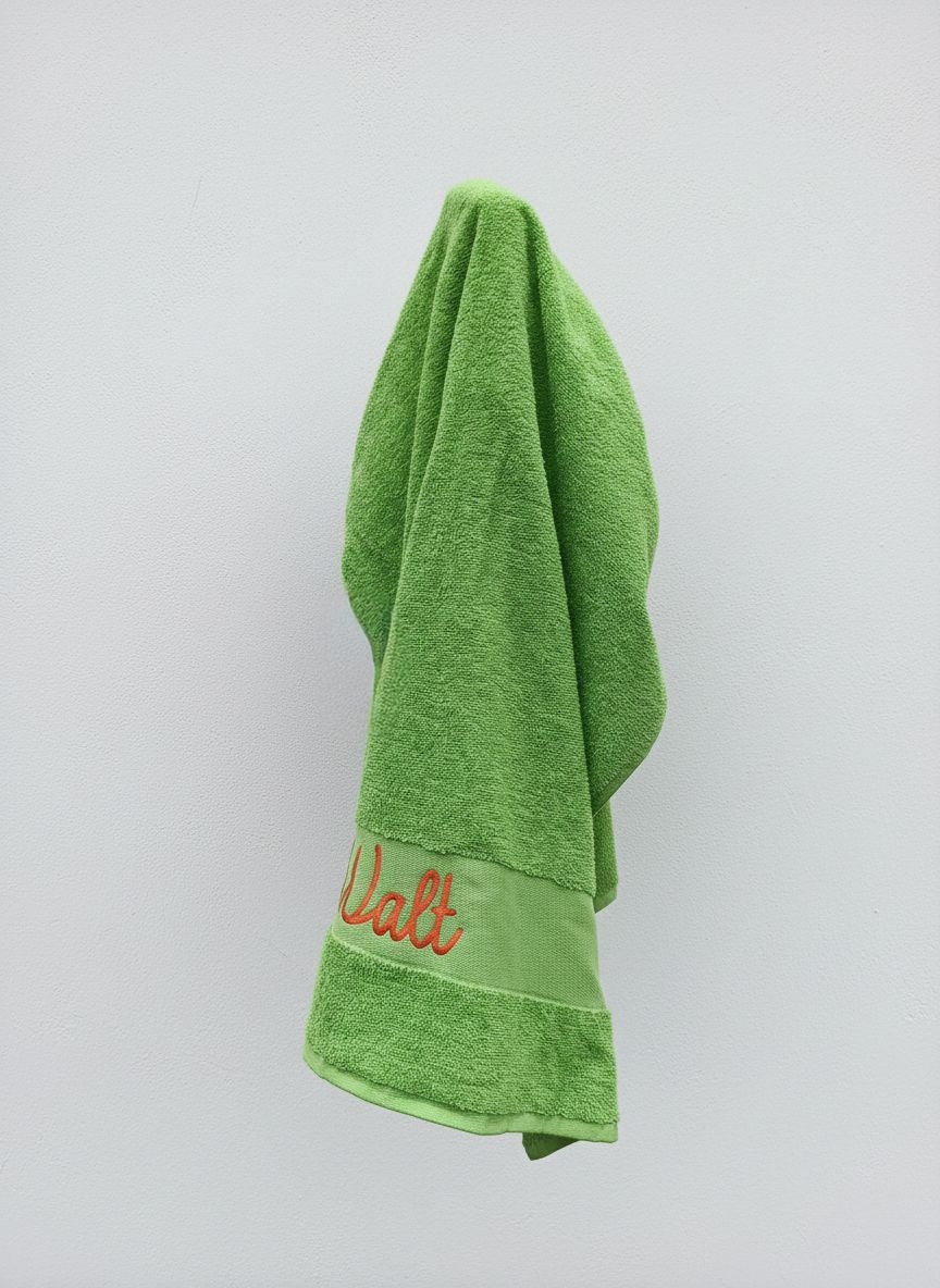 Handdoek speels geborduurd met contrasterende tekst of naam