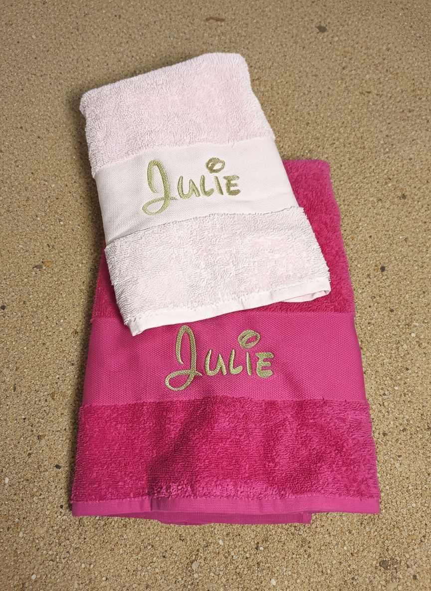 Strandlakens stijlvol geborduurd in het goud met de naam van een kindje