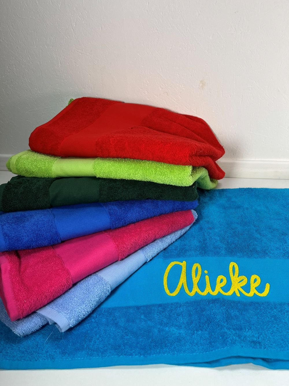 Professioneel geborduurde handdoeken in kleurrijke uitvoering