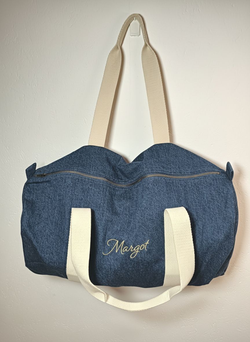 logeerzak Jeans geborduurd met gepersonaliseerde naam in goud