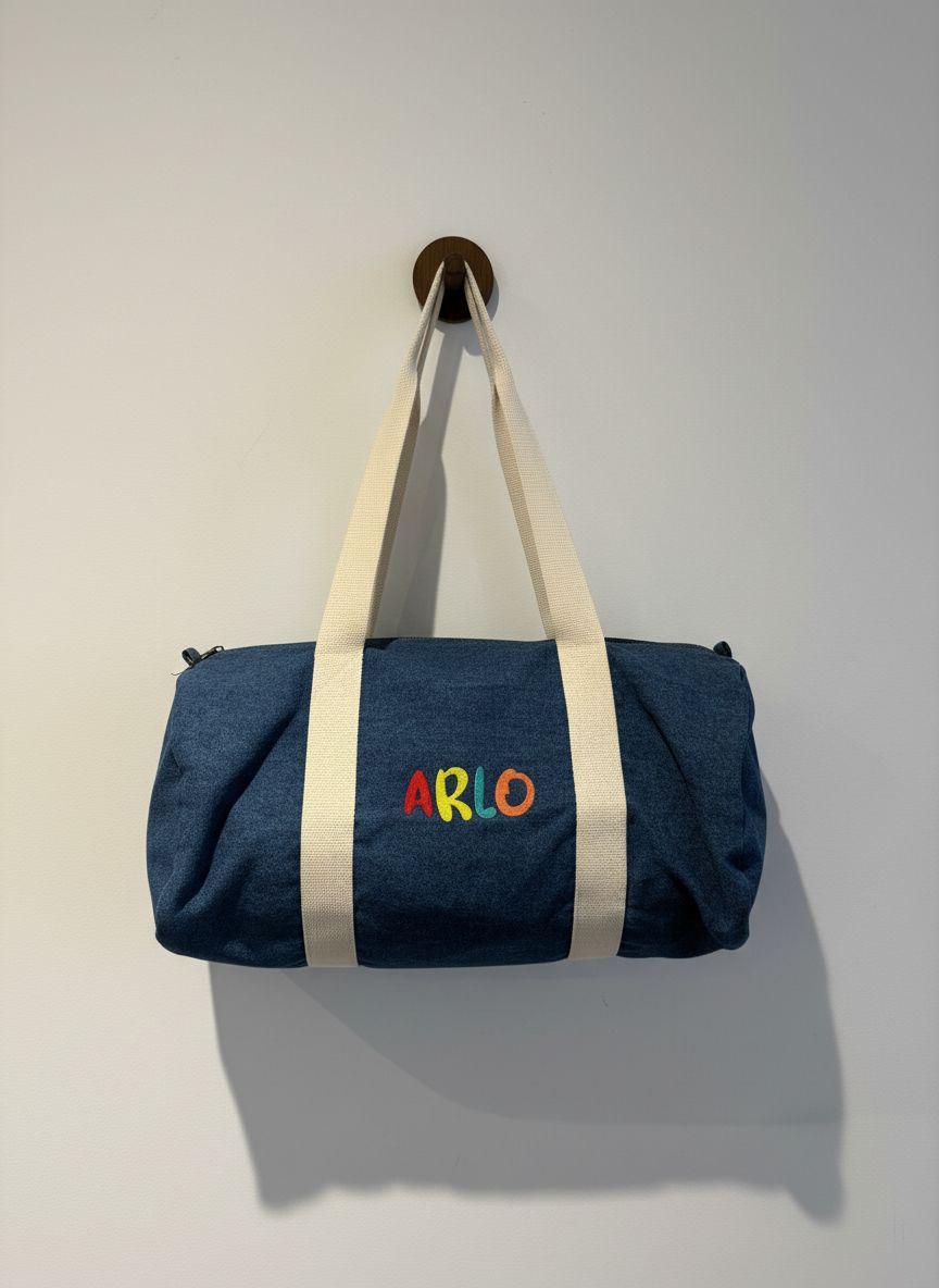 Geborduurde weekendtas in jeans met speelse naam in gekleurde letters