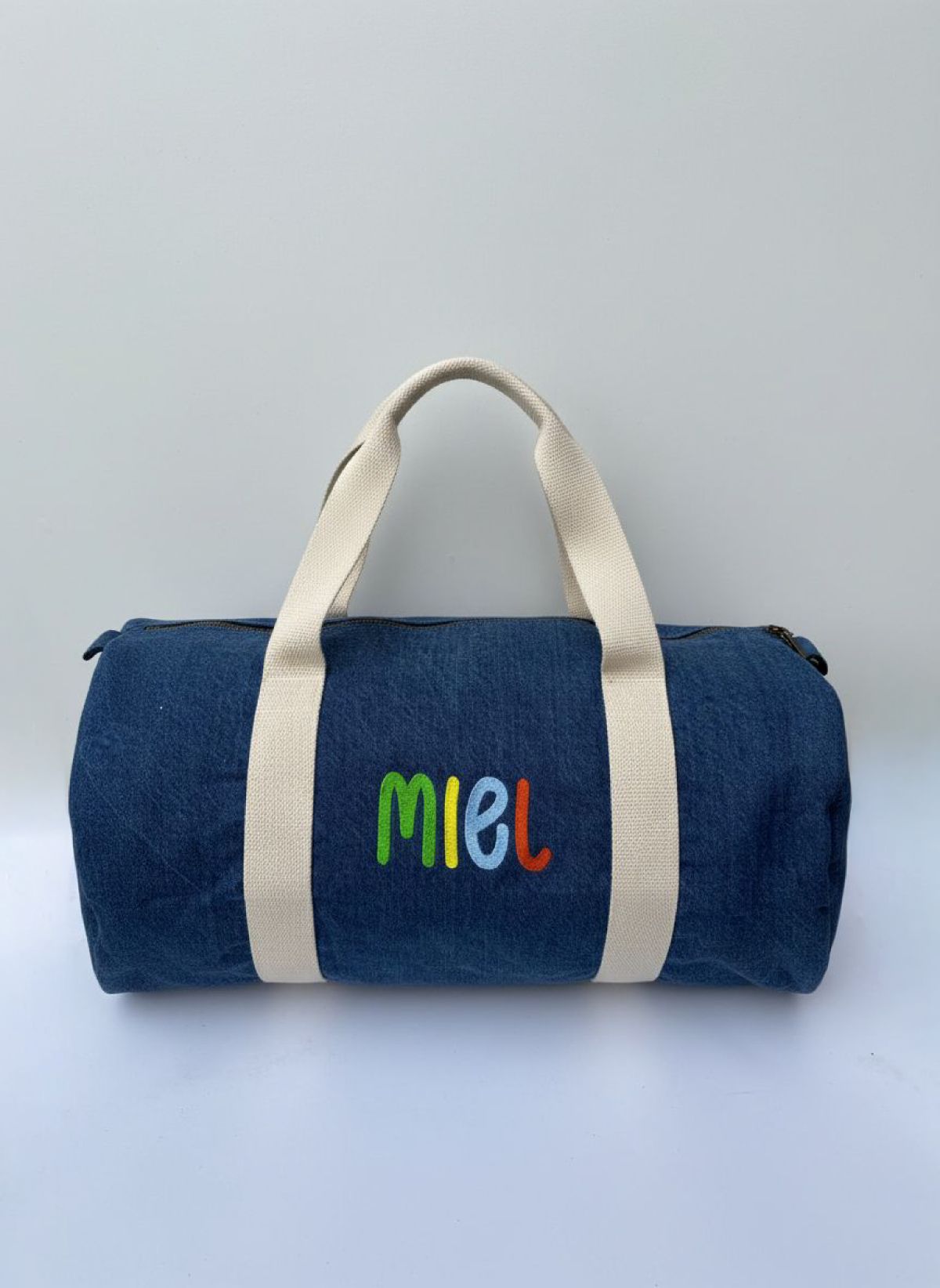 Weekender in jeans met geborduurde naam in verschillende kleuren