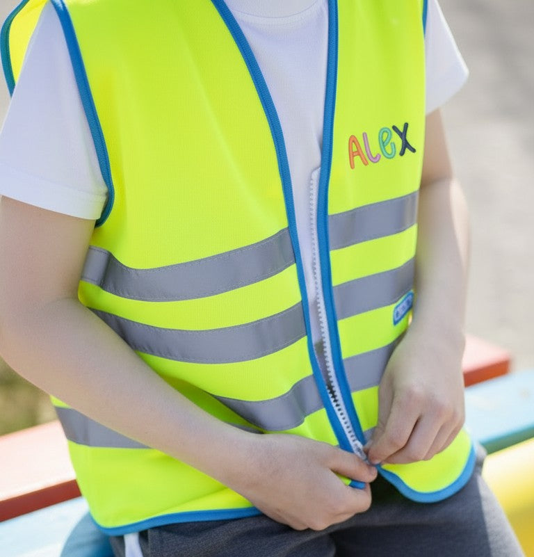 Fluovest van Wowow geborduurd met de naam in verschillende kleuren