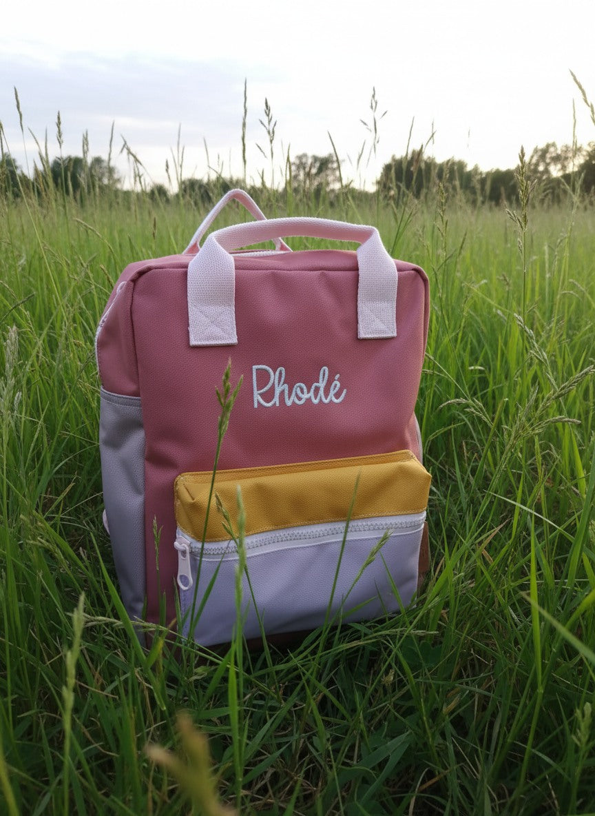 Kleurrijke kinder rugzak geborduurd met de naam van een kindje