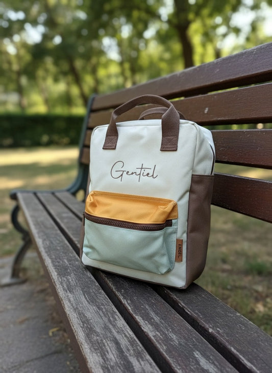 Kleurrijke kinder rugzak stijlvol geborduurd met de naam van een kindje