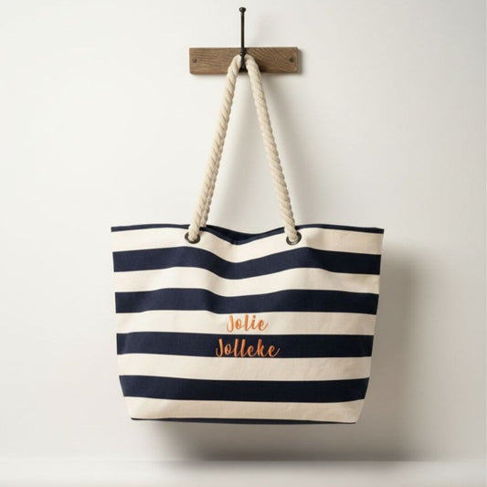 Stijlvolle strandtas gepersonaliseerd met geborduurde tekst en strepen print