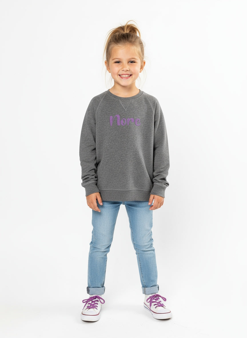 Meisje met originele sweater op maat geborduurd met naam