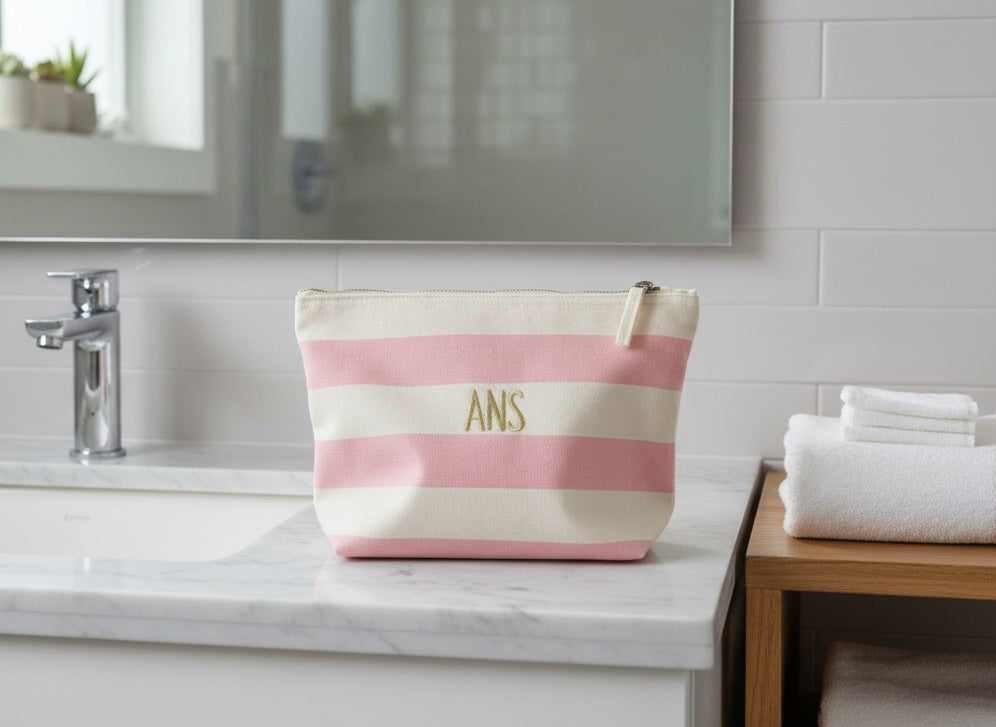 Toiletzakje met roze strepen stijlvol geborduurd met gouden naam