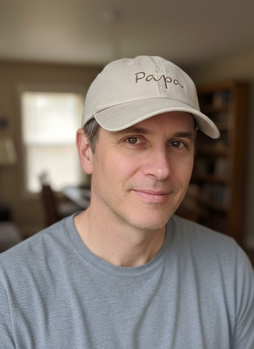 Papa met geborduurde vintage pet als origineel geschenk
