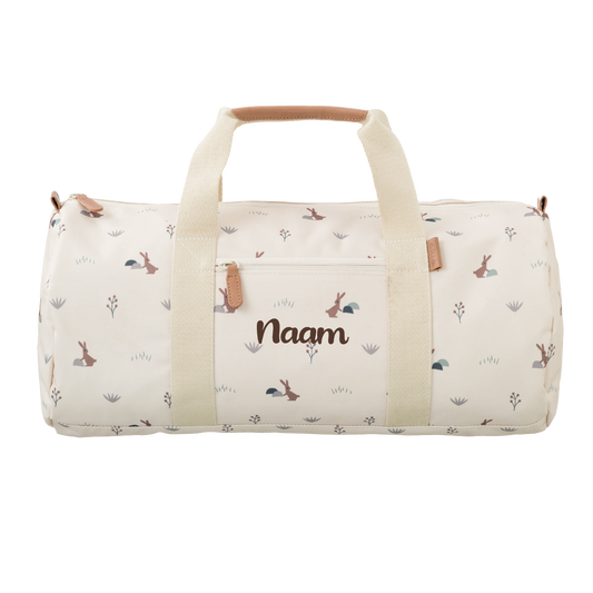Gepersonaliseerde weekendtas van het Design merk Fresk. Stijlvol op naam geborduurd door Kletskop met een vrolijke konijnen print