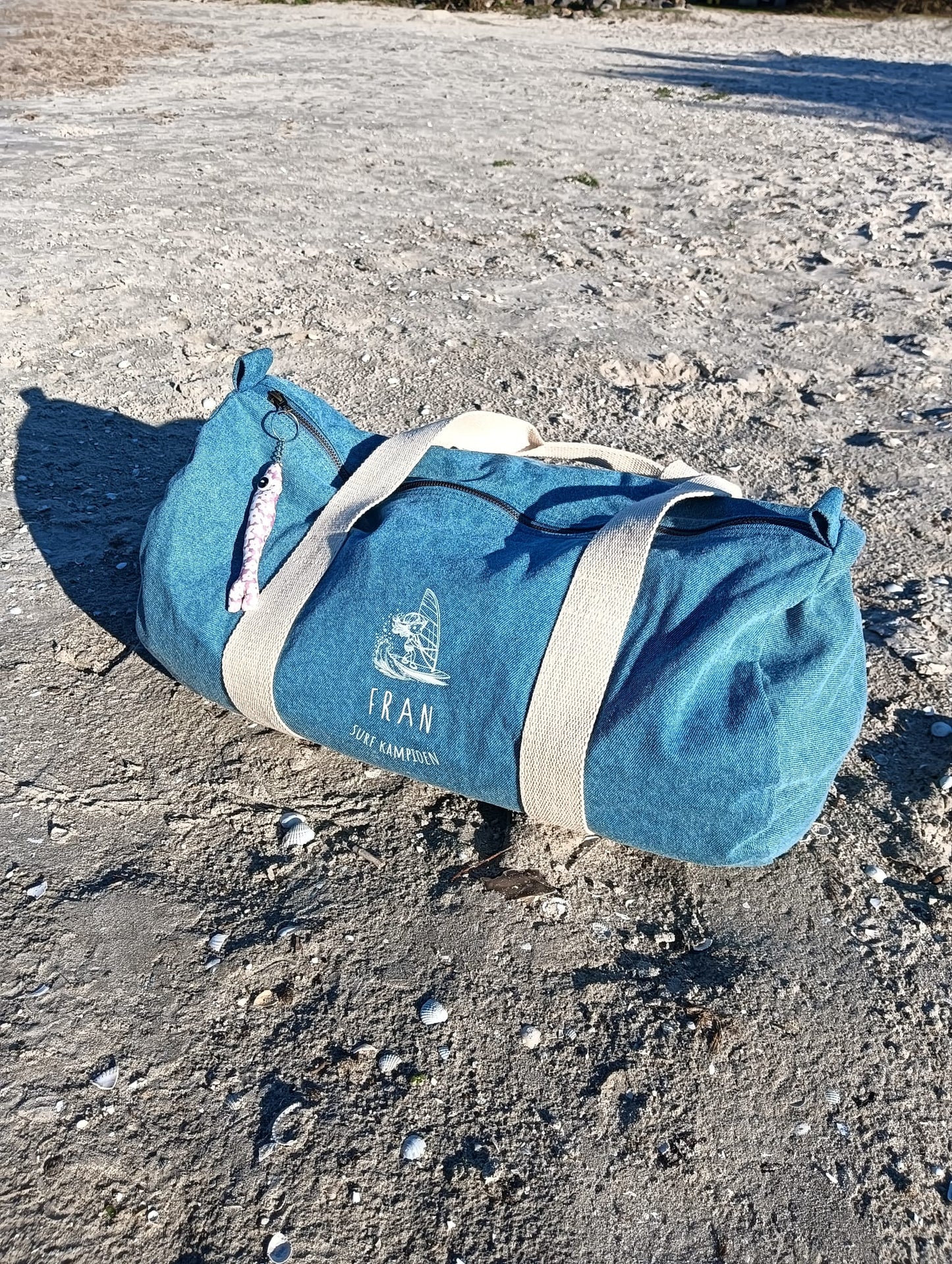 Reistas of sportzak gepersonaliseerd met leuke tekening van sportend kindje en bedrukt met de naam