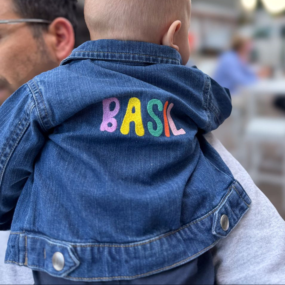 Baby jeans vest kleurrijk geborduurd naam