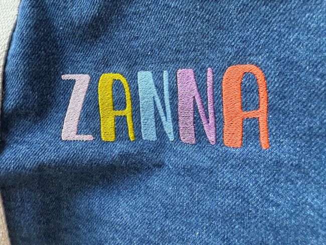 Denim Delight weekendtas -  Kleurrijke naam - Geborduurd