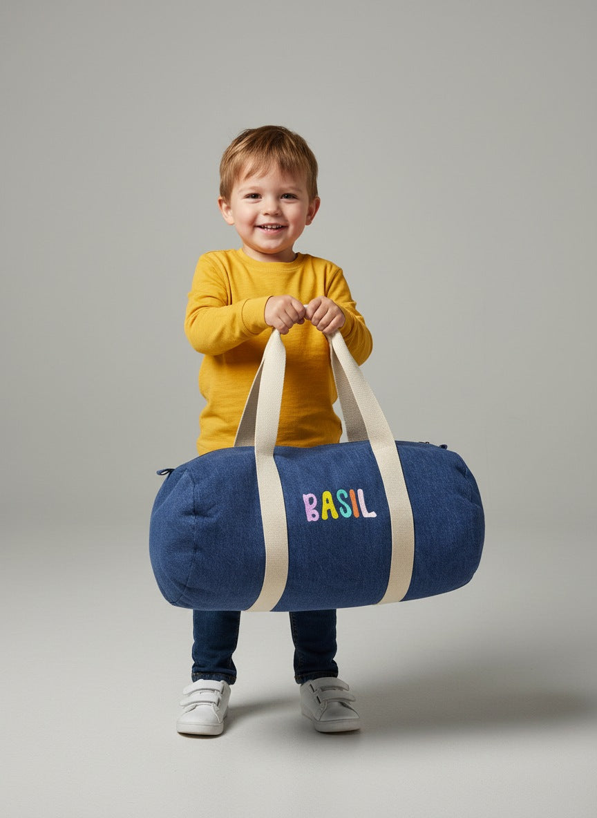 Jeans luiertas speels geborduurd met naam in verschillende kleuren letters